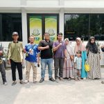 Foto : Sismulyadi Bawa 10 Korban Pungli ke Kejari Lamongan