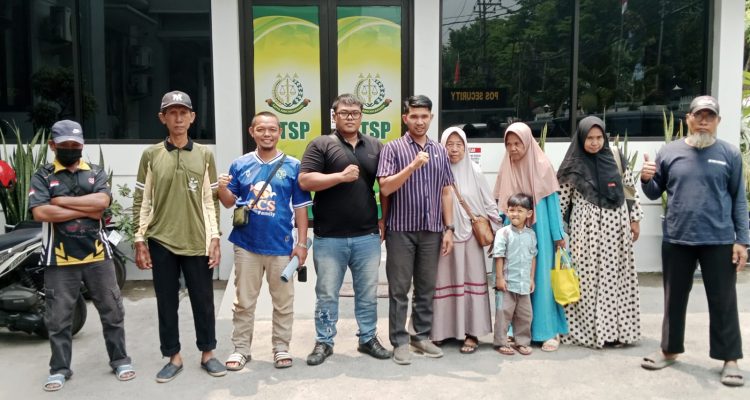 Foto : Sismulyadi Bawa 10 Korban Pungli ke Kejari Lamongan