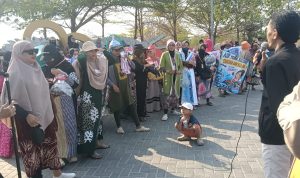 Foto : Warga Perumahan Tambora Lamongan Protes Pasokan Air Tak Lancar