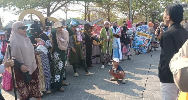 Foto : Warga Perumahan Tambora Lamongan Protes Pasokan Air Tak Lancar