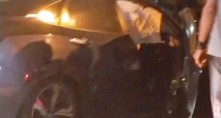 Foto : Kendaraan Pengemudi Sedan Tewas Usai Tabrak Pohon di Jalur Deandles Paciran
