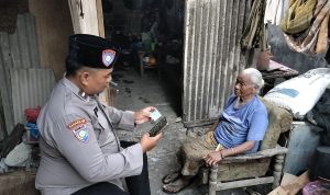 Foto : Bhabinkamtibmas Sidomukti Langsung Turun Kampung Sapa Warga