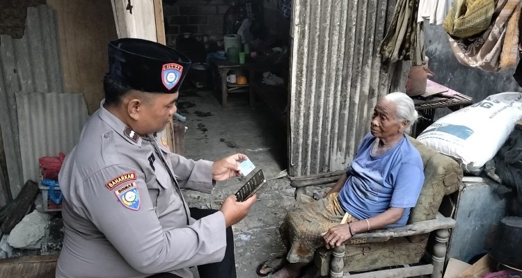 Foto : Bhabinkamtibmas Sidomukti Langsung Turun Kampung Sapa Warga