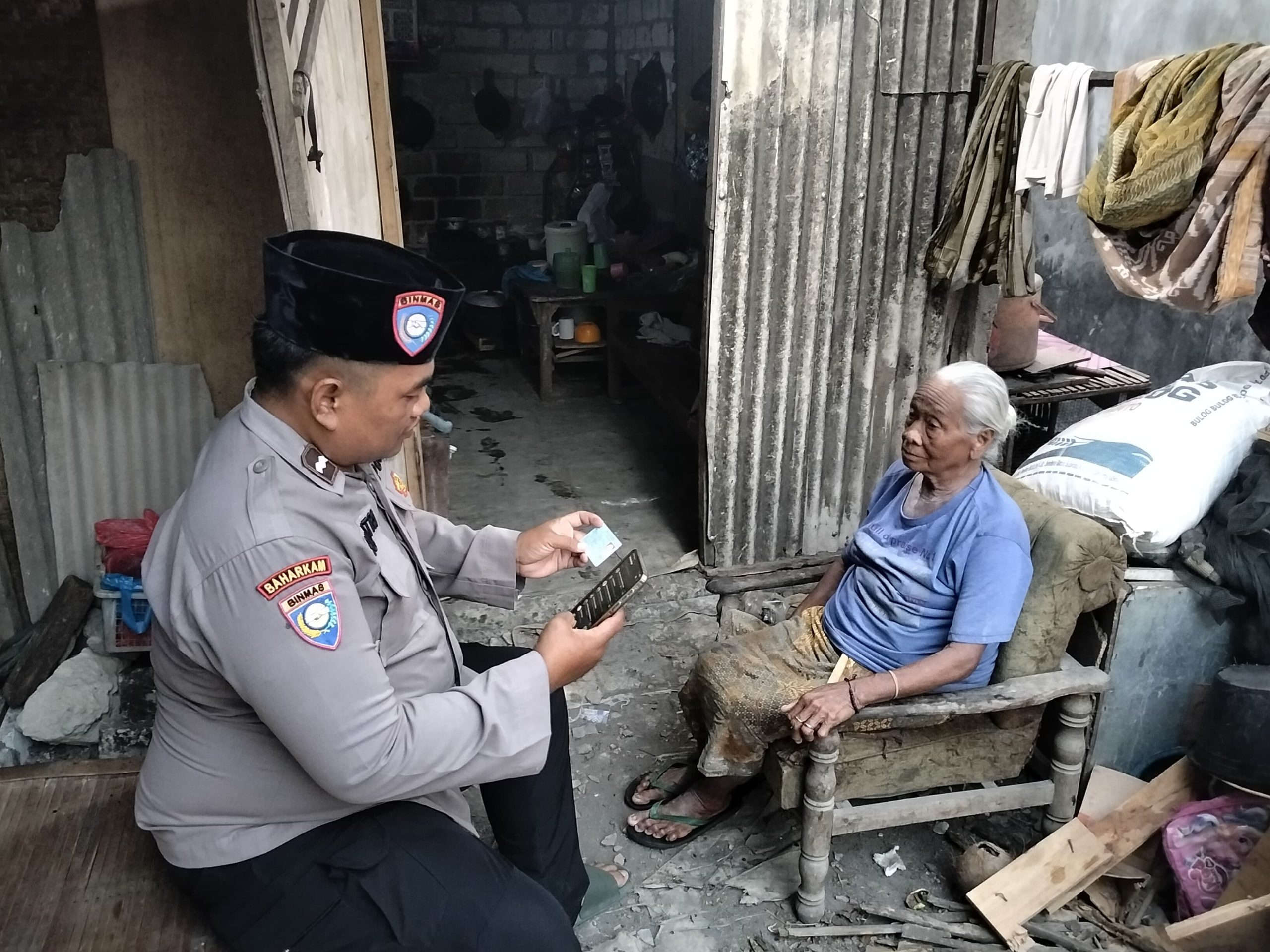 Foto : Bhabinkamtibmas Sidomukti Langsung Turun Kampung Sapa Warga
