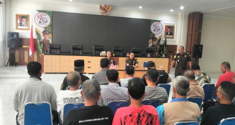 Audiensi Karang Taruna Brondong dan GMBB dengan Kejari Lamongan, Senin (12/10/2026), bahas dugaan pungli Kades Brengkok. (Dok. Karang Taruna)